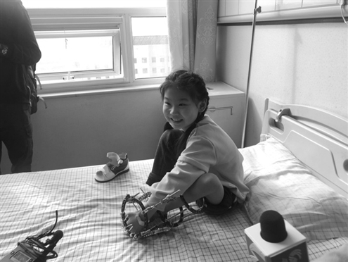 小峻熙坐在病床上，医生给她进行了最后一次消毒换药，小女孩乐观的心态感动着所有人。
